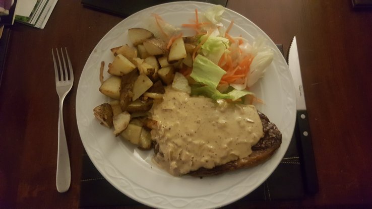 plate with steak and peppercornsauce